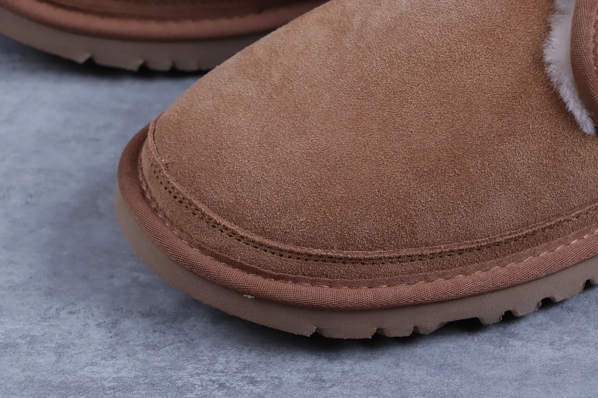 💰520 UGG sheepskin integrated snow boots 3236 maroon M Neumel Product description: As an extension of the classic series, the classic lightweight series has a low-key outsole and upper inspired by classic styles, showing the comfort and luxury of UGG. Upper: cow leather, soft suede upper. Insole: 17mm UGGpure™ wool cushioning foam insole. Sole: Treadlite by UGG™ Light wing technology outsole - non-slip, cushioning, wear resistance, and good elasticity Heel: Brand LOGO on the side Size: 39 40 41 42 43 44 45
